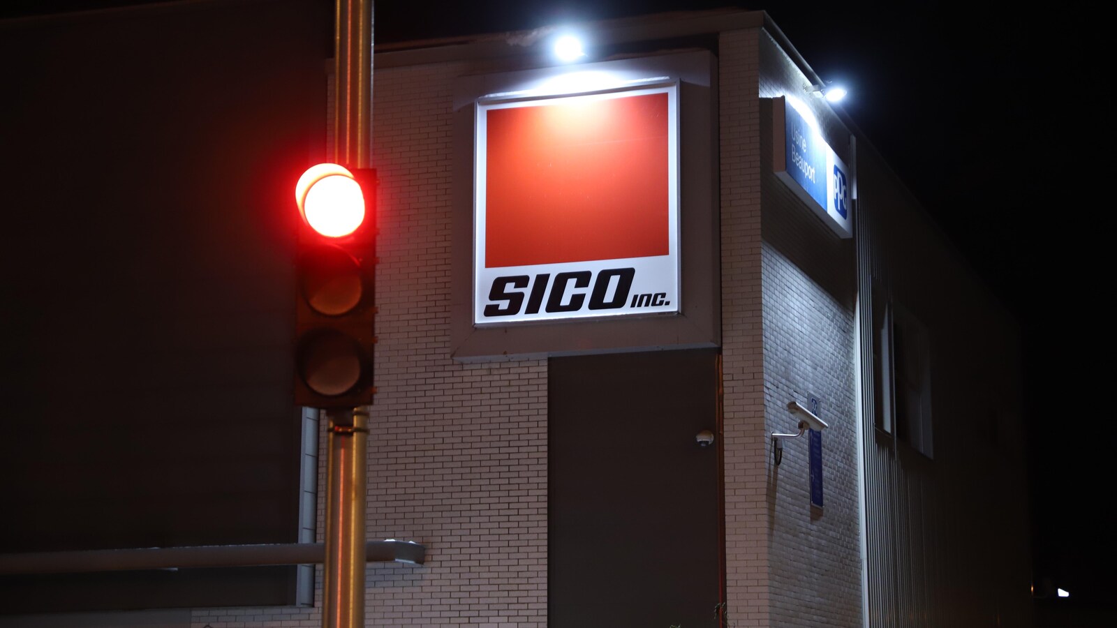 Photo en soirée de l'usine Sico de Beauport à Québec, appartenant à la multinationale américaine PPG
