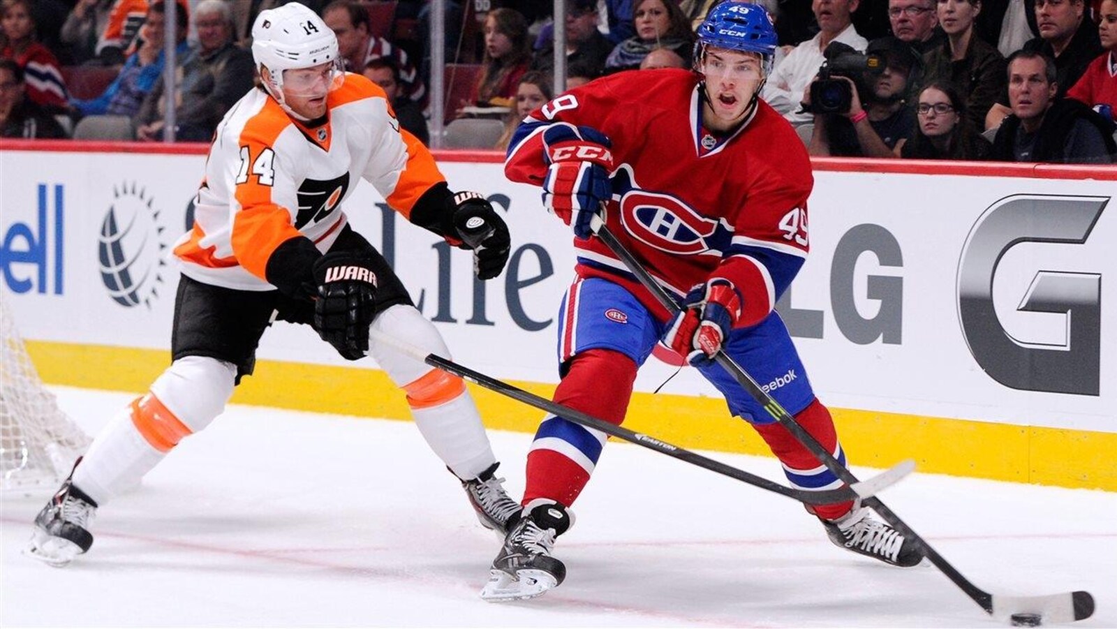 Michael Bournival avec la rondelle sur la glace pendant u'un adversaire s'approche