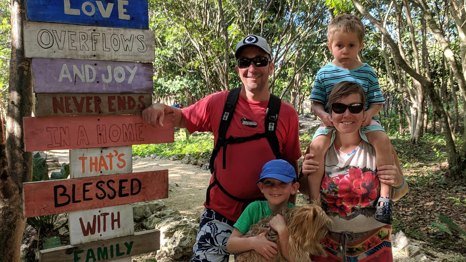 Un couple et ses deux garçons debout dans un sentier