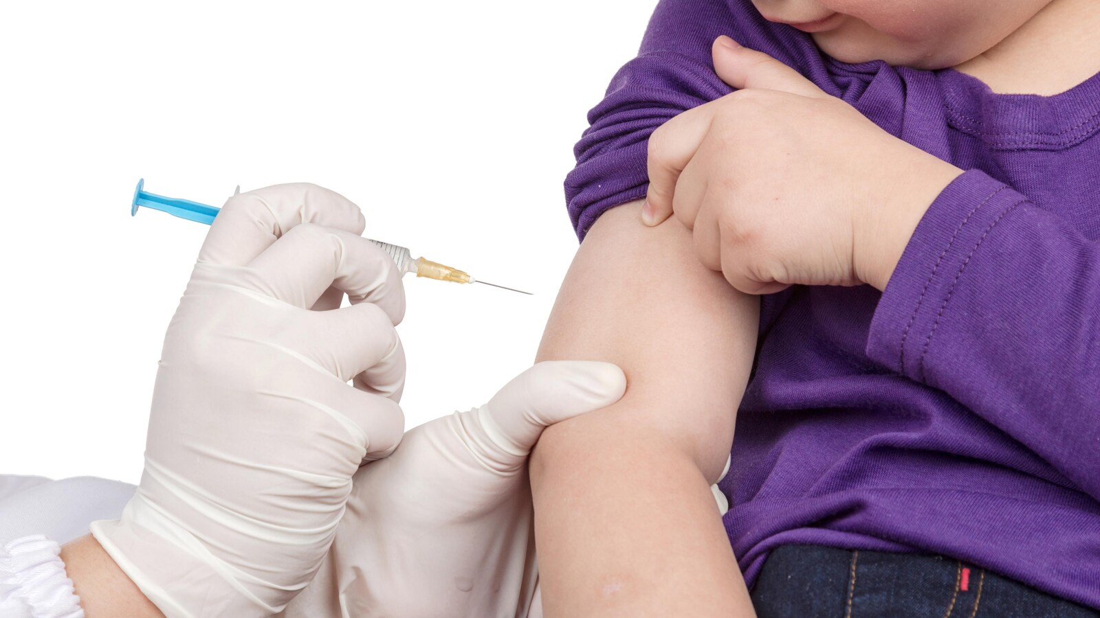 Un enfant est sur le point de recevoir un vaccin.