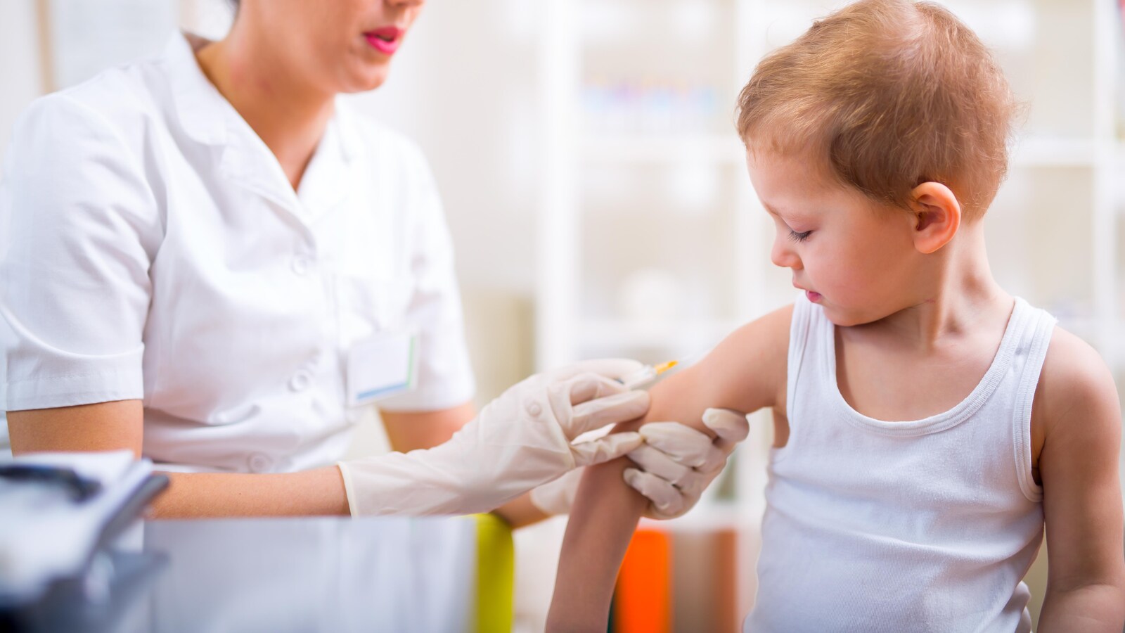 Un enfant se fait vacciner.