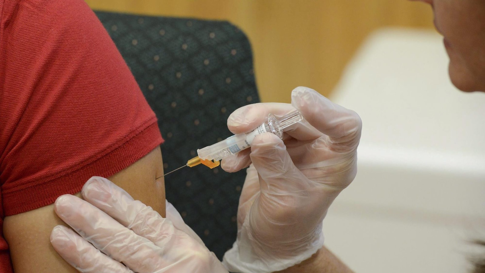 Une femme reçoit un vaccin contre la grippe.