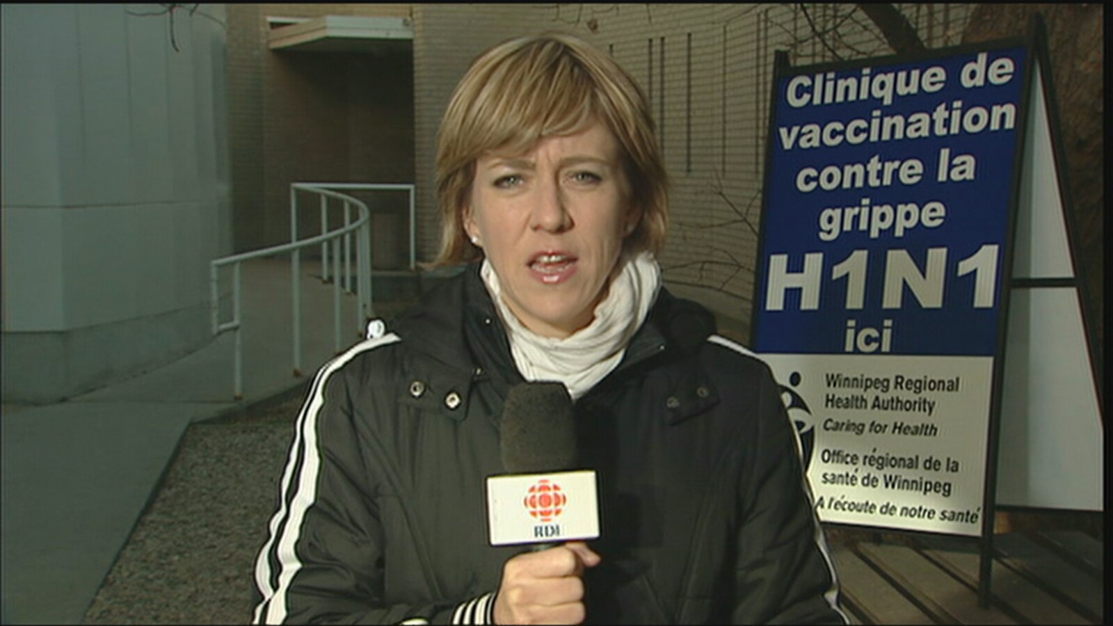 La journaliste d'ICI RDI Geneviève Murchison est en direct devant la clinique de vaccination de la grippe H1N1 de Saint-Boniface.