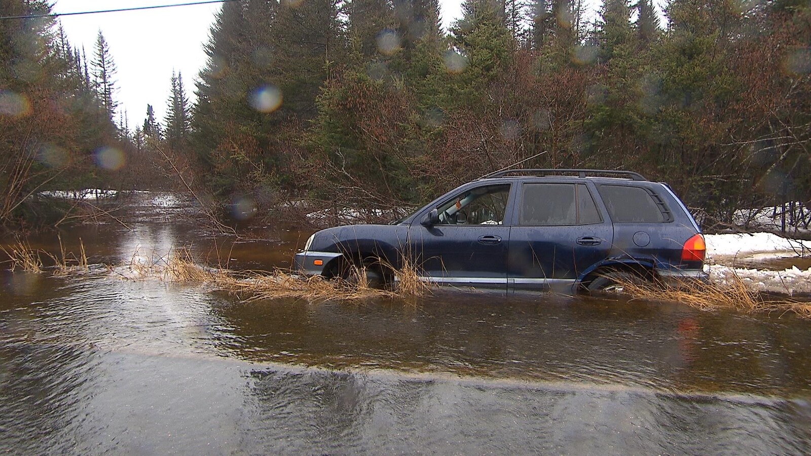 une accumulation d'eau force la fermeture d'une partie de la rue de l'Église dans le secteur Val-Marguerite