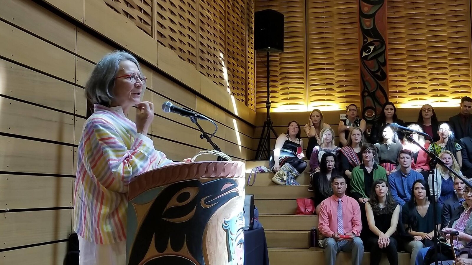 Val Napoleon s'exprime dans la maison autochtone de l'université devant des étudiants.