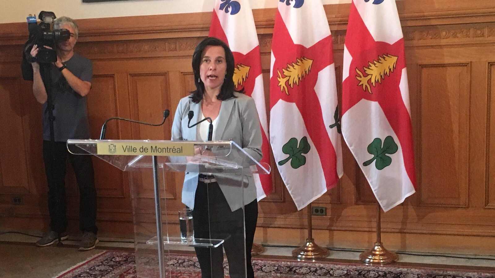 Mme Plante est debout derrière un lutrin.