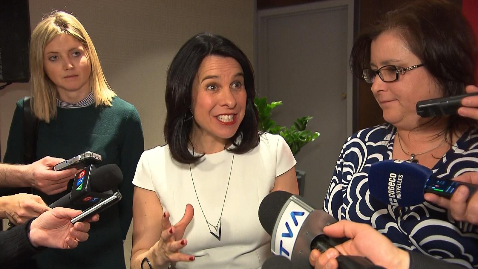 La mairesse de Montréal, Valérie Plante, répond aux questions des journalistes jeudi après sa présentation devant la Chambre de commerce du Montréal métropolitain.