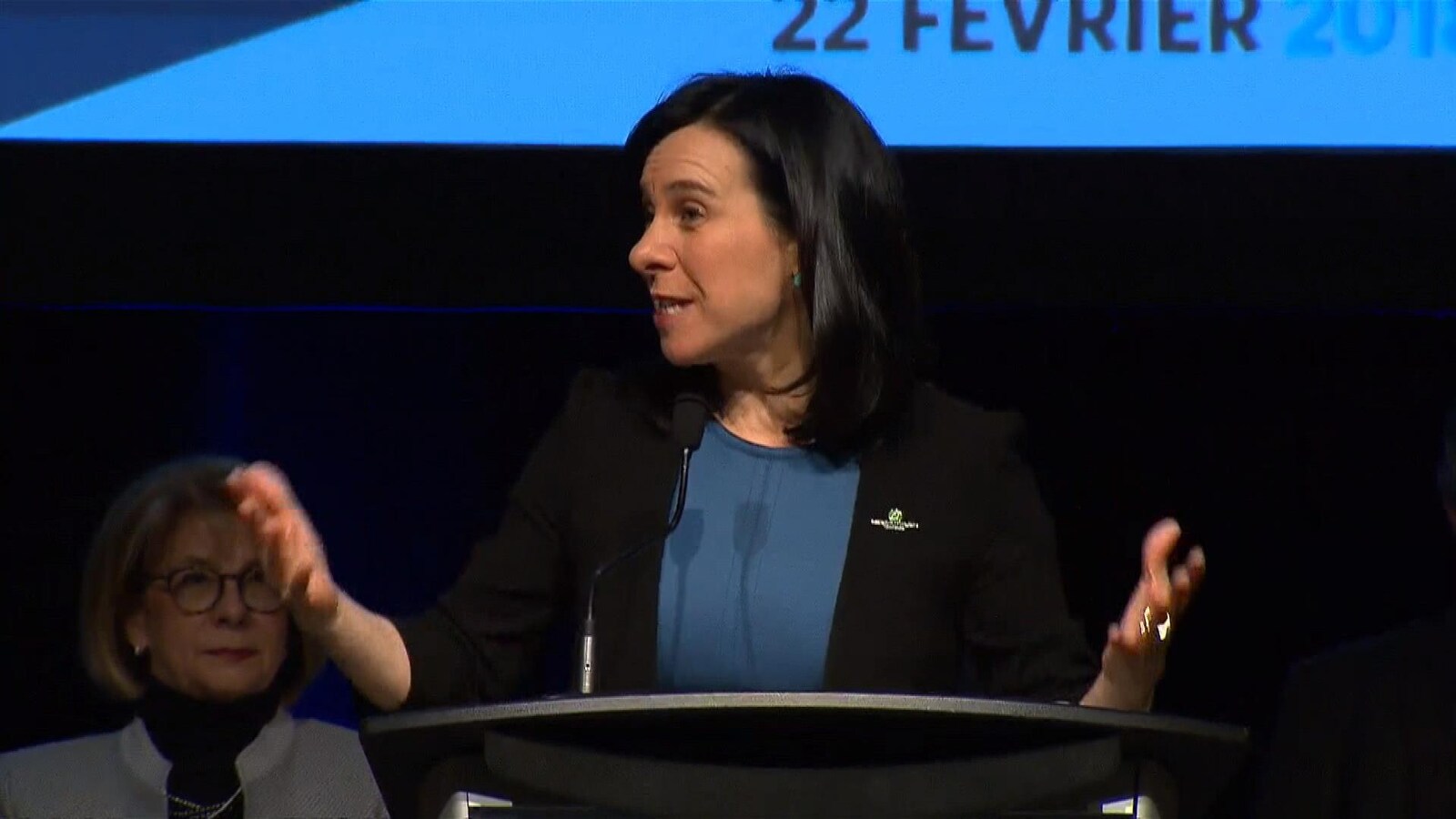 Valérie Plante devant un lutrin
