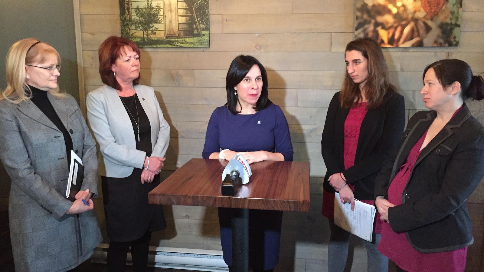 Valérie Plante parle lors d'un point de presse, encadrée de quatre femmes députées.