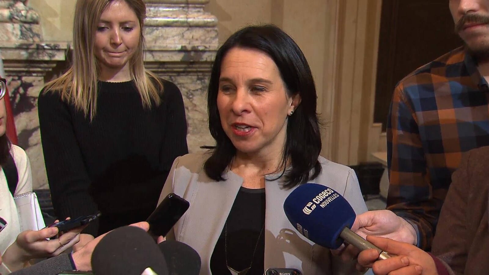 Valérie Plante répond aux questions des journalistes à l'hôtel de ville.