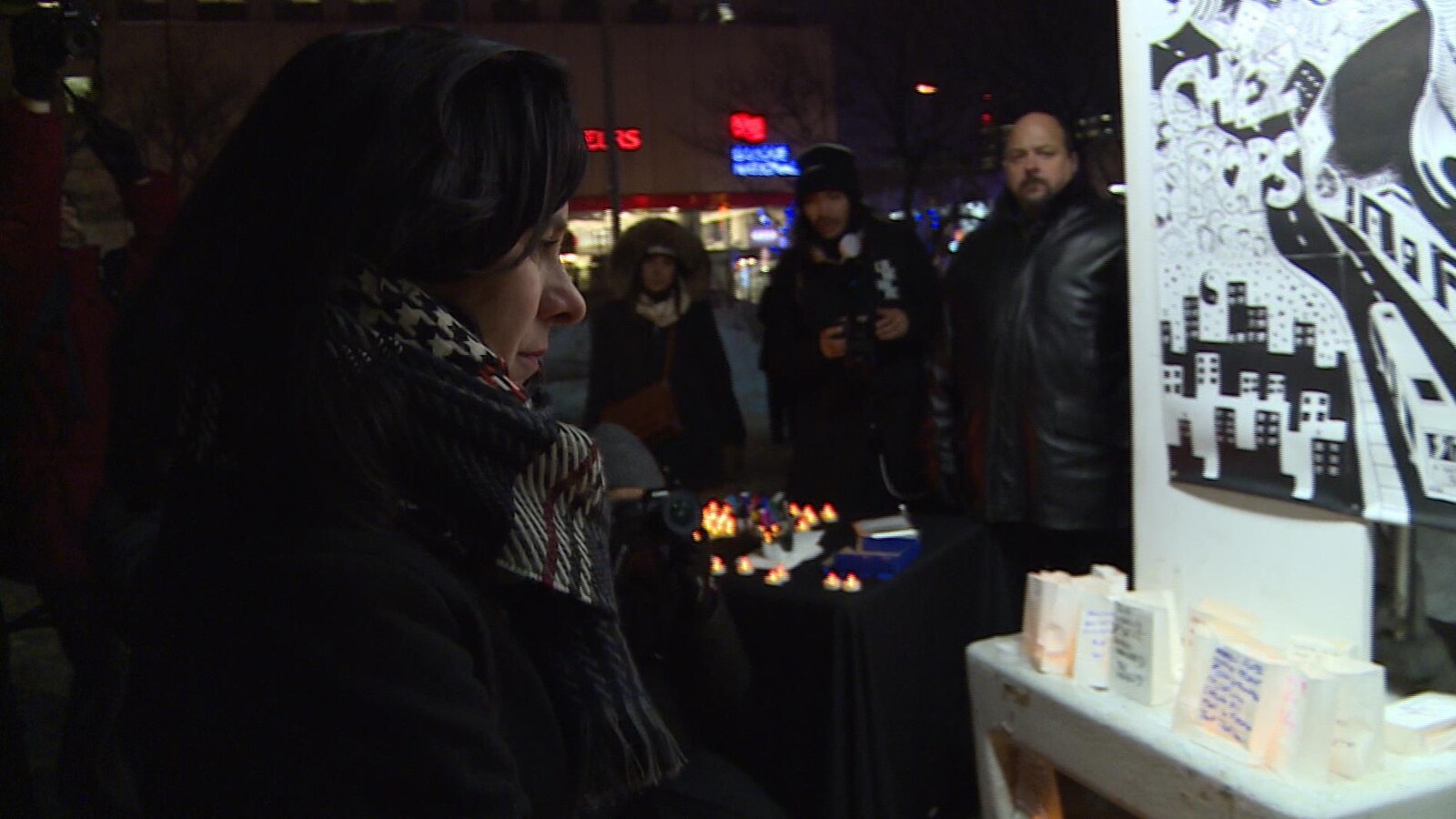 Plan moyen de Valérie Plante, de profil, devant une murale à l'effigie du père Emmett Johns.