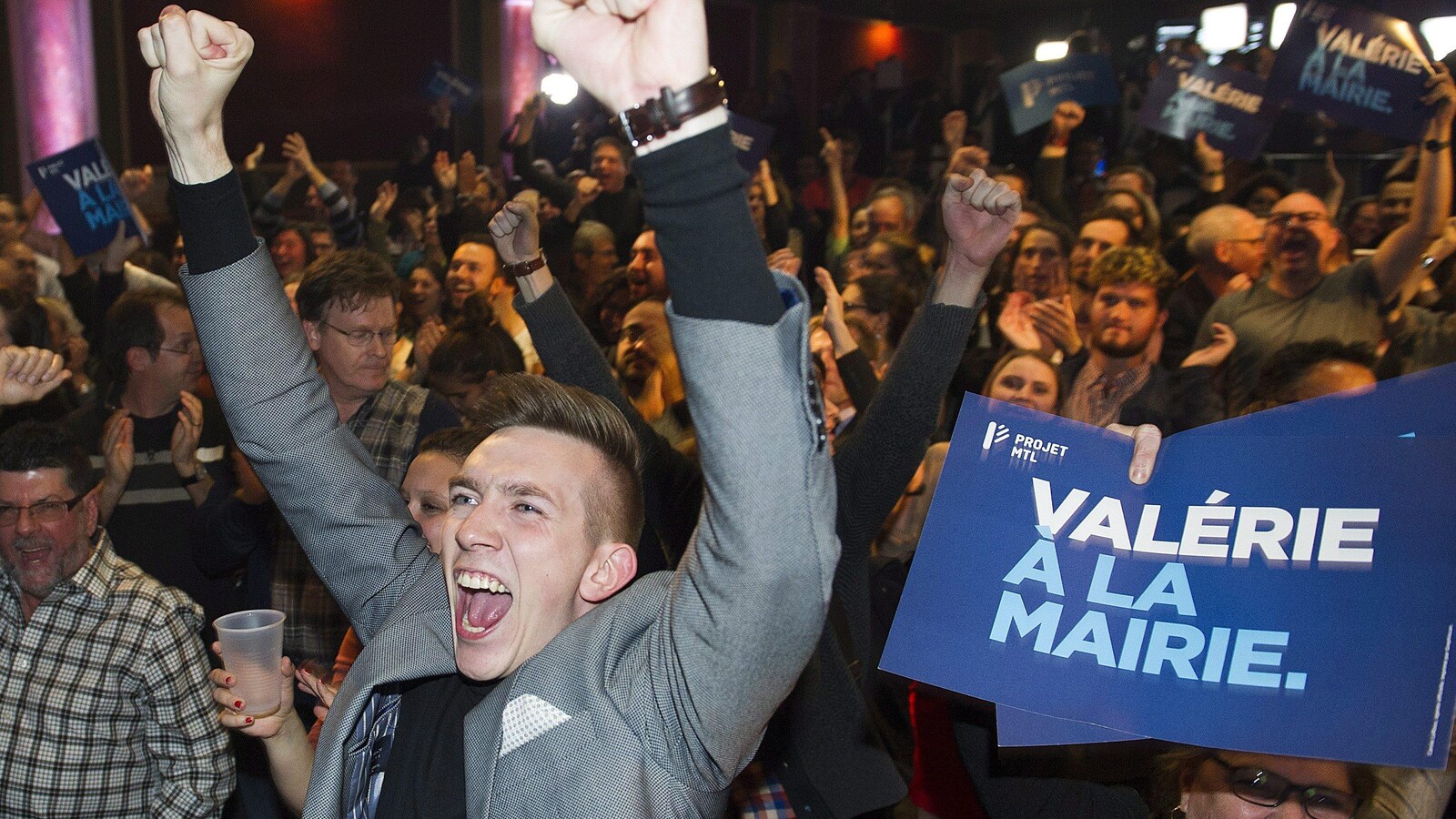Des partisans de Valérie Plante rassemblés au Corona à Montréal.