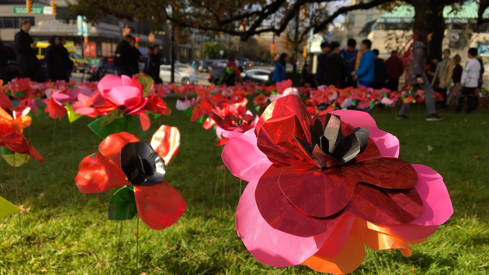 Gros plan d'une fleur en plastique dans le jardin de la mairie de Vancouver.