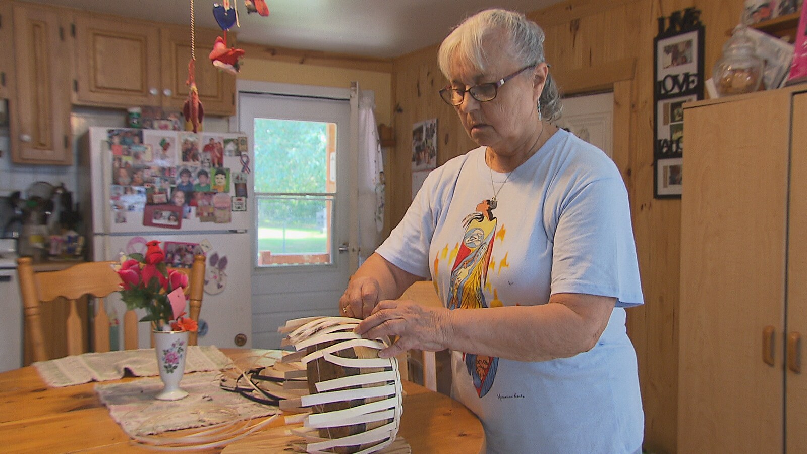 Annette Nolet fabrique des paniers de frêne, une pratique ancestrale.