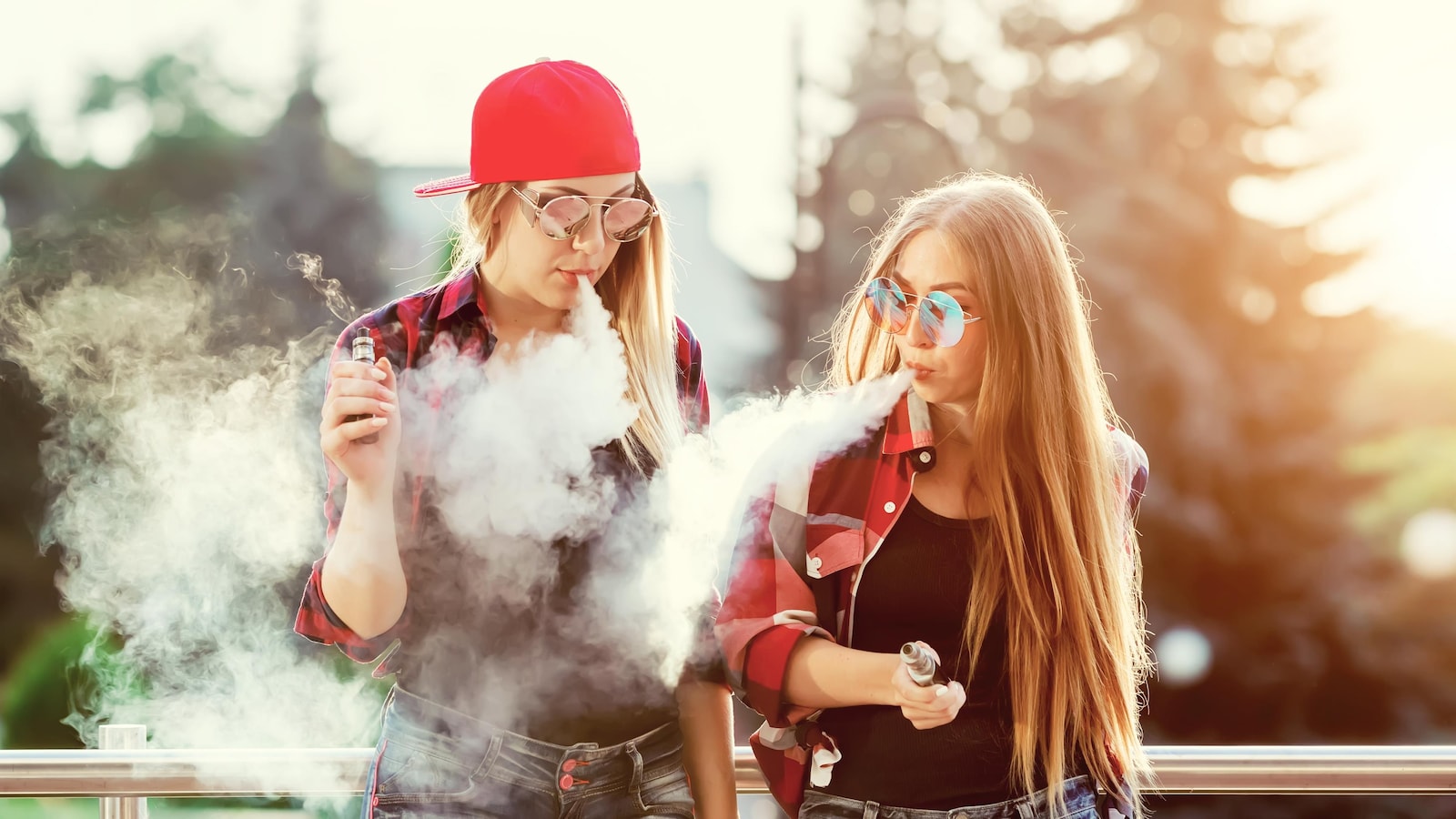 Deux adolescentes vapotent.
