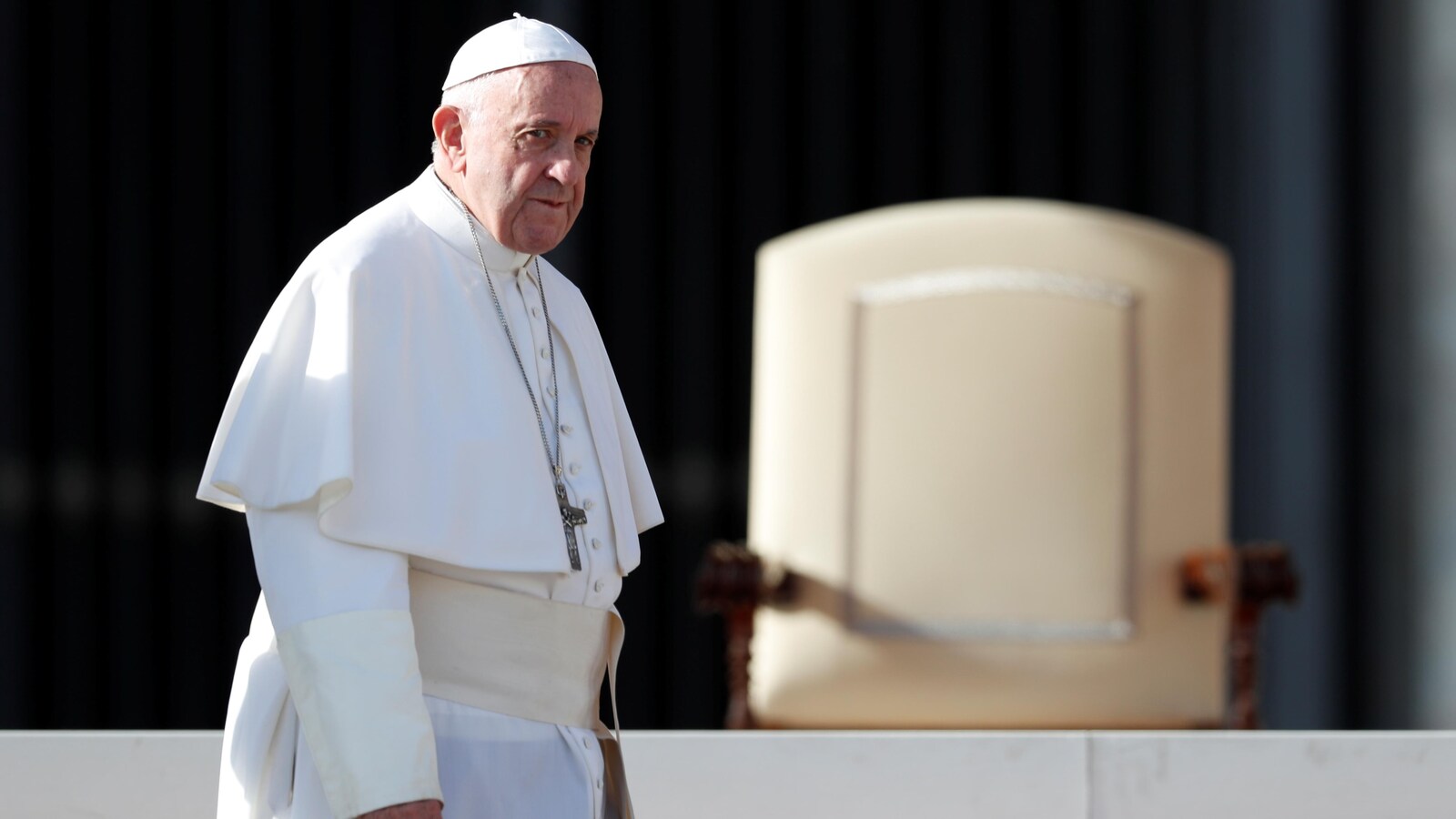 Le pape François vêtu en blanc à l'extérieur du Vatican.