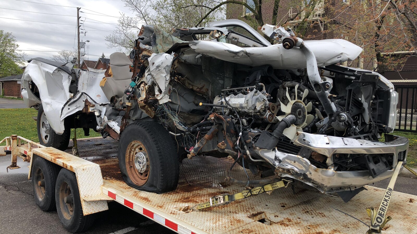 Gros plan sur un amas de ferraille qui a autrefois été une camionnette... Le conducteur textait au volant.
