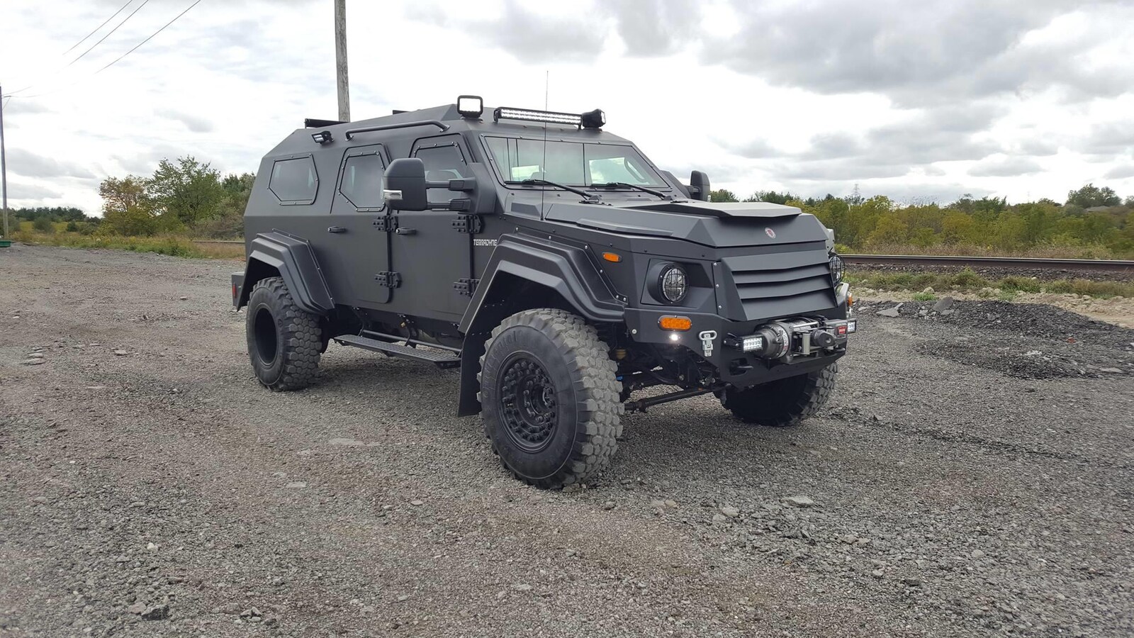 Un véhicule blindé de la marque Terradyne Gurkha.
