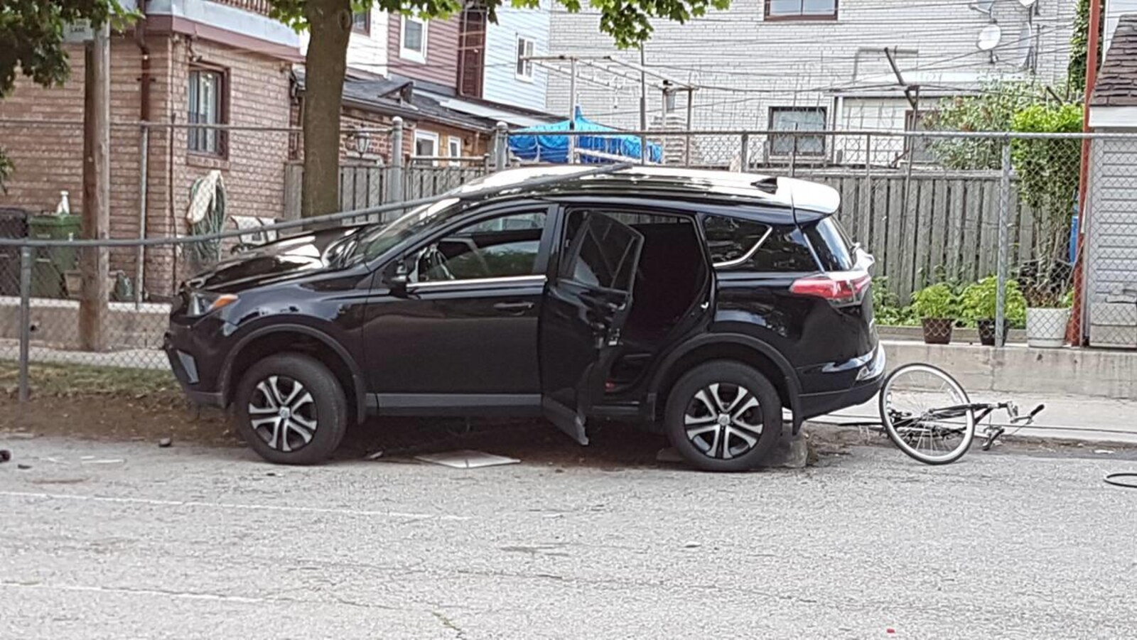 Une voiture noire et un vélo