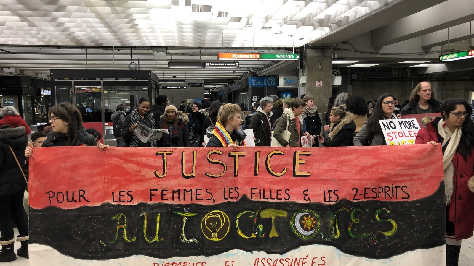 Des manifestants se sont rassemblés à la station de métro Berri-UQAM à Montréal pour une veillée à la mémoire des milliers de femmes autochtones disparues et assassinées.