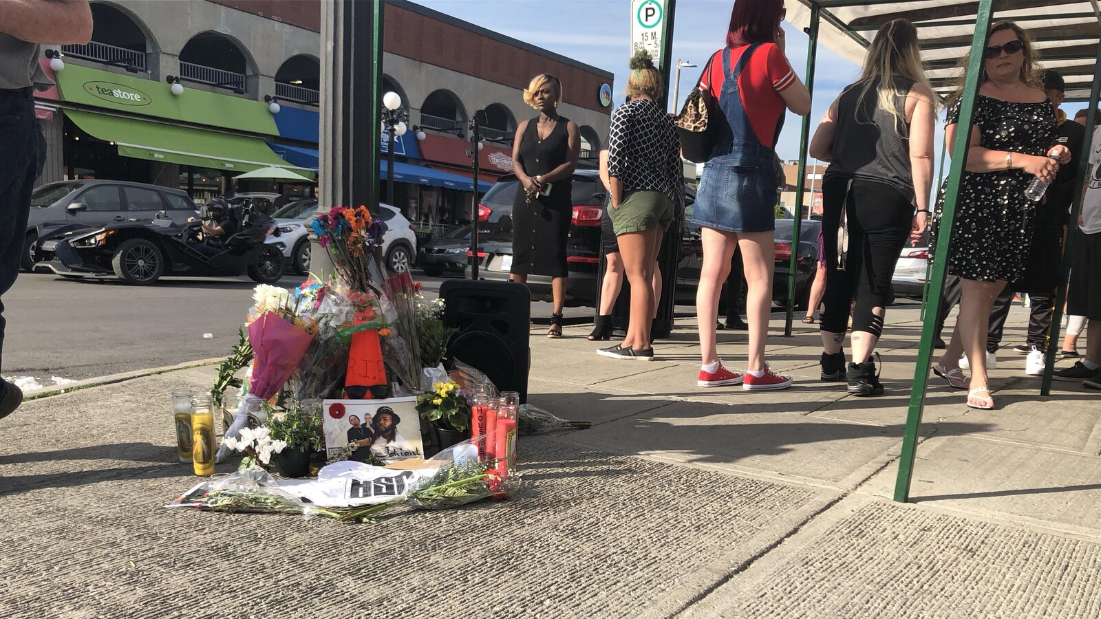 Des personnes autour d'un mausolée dans une rue d'Ottawa.