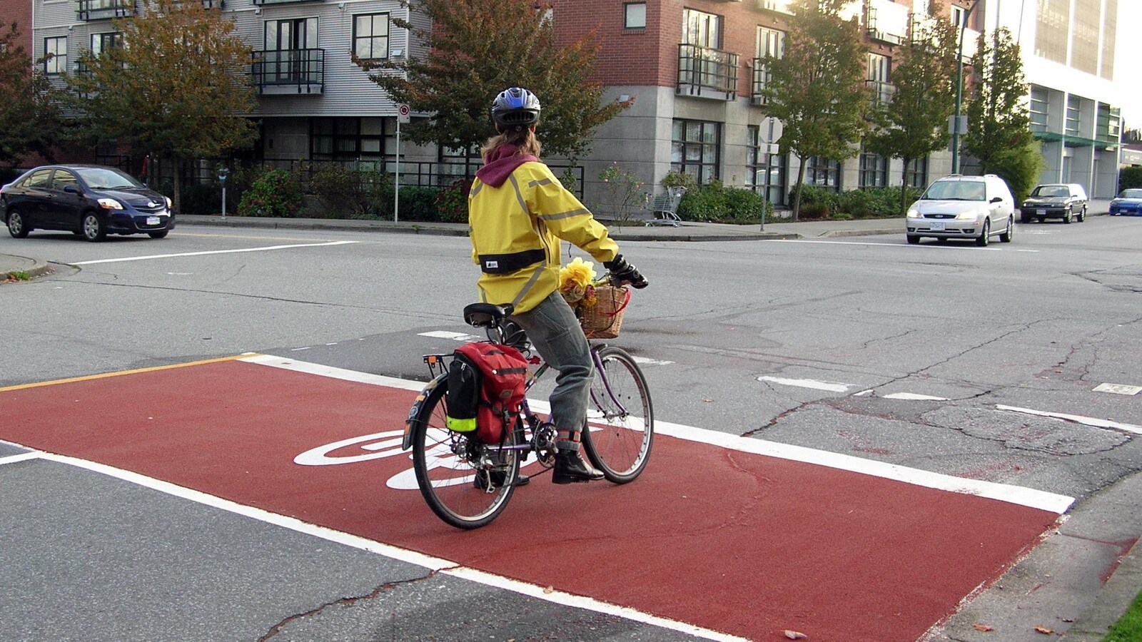 Une personne en vélo attend à une intersection.