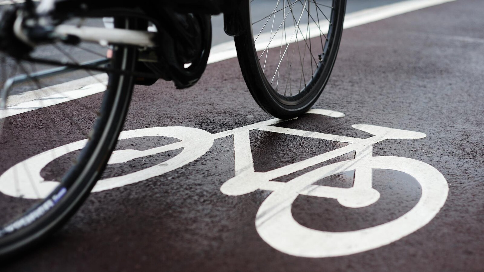 Plan rapproché d'un symbole routier de vélo peint sur la chaussée.