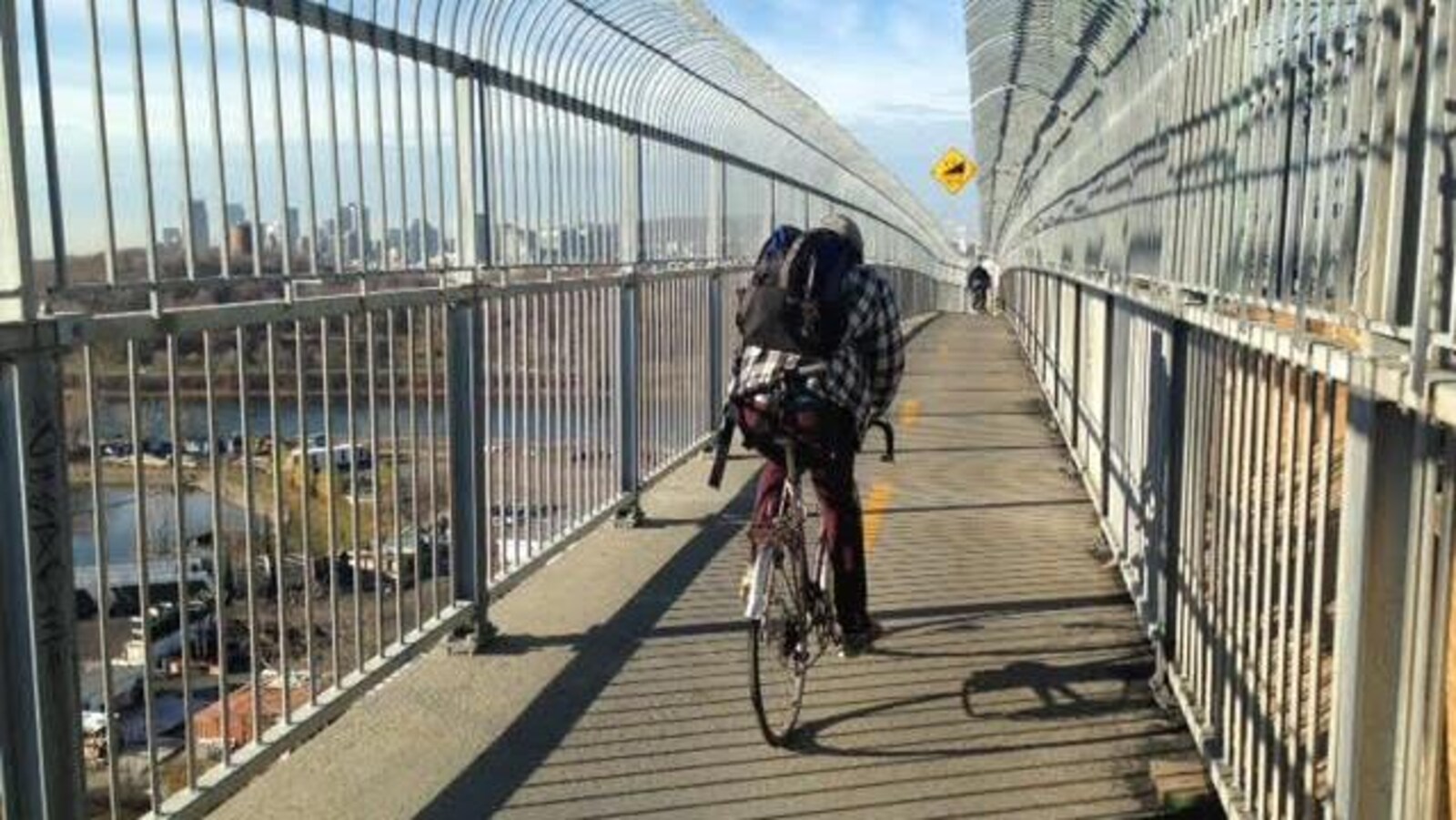 Un cycliste circulant sur la piste multifonctionnelle du pont Jacques-Cartier.