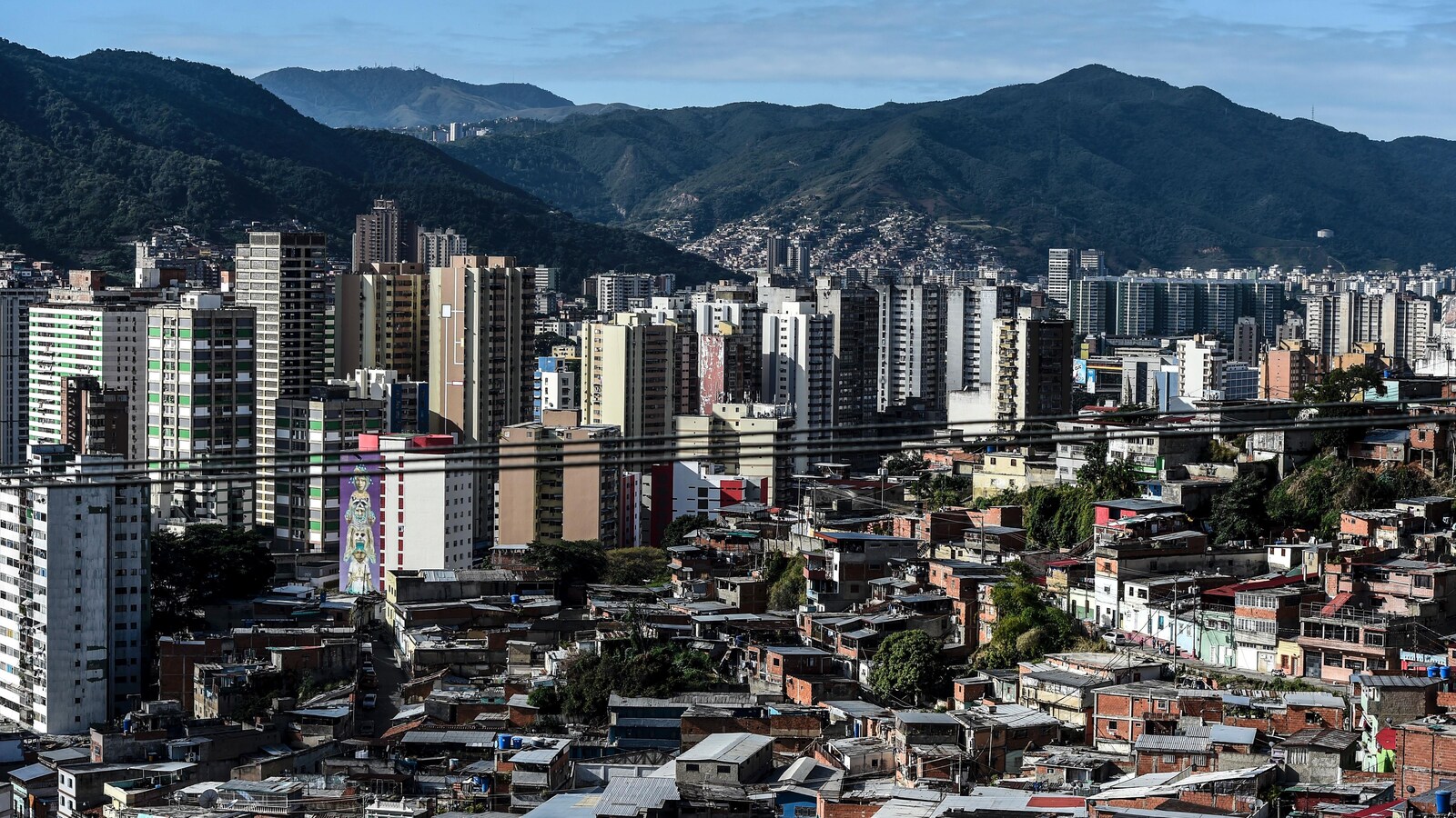 Une vue aérienne d'immeubles de Caracas.