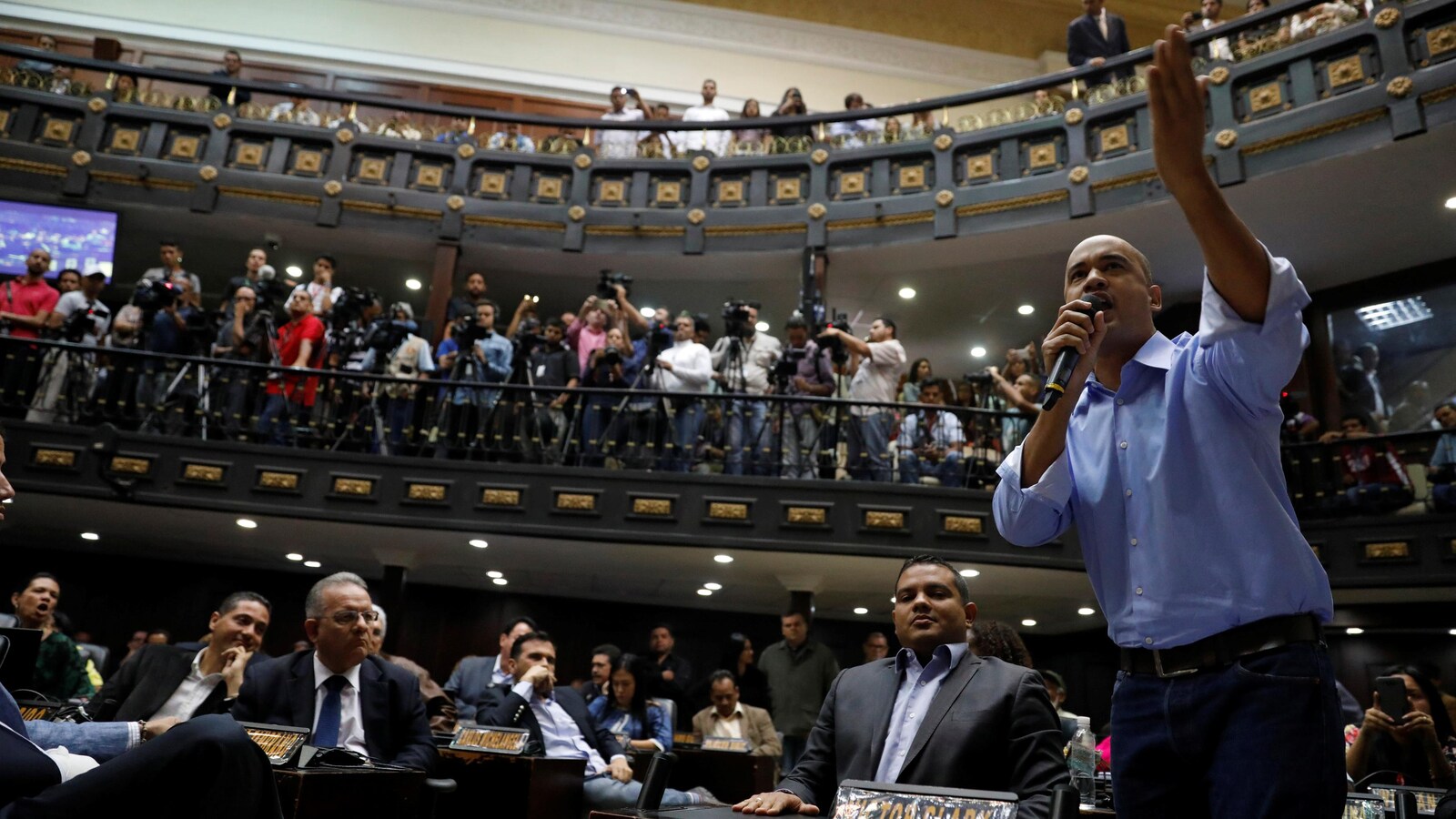 Il prononce un discours.