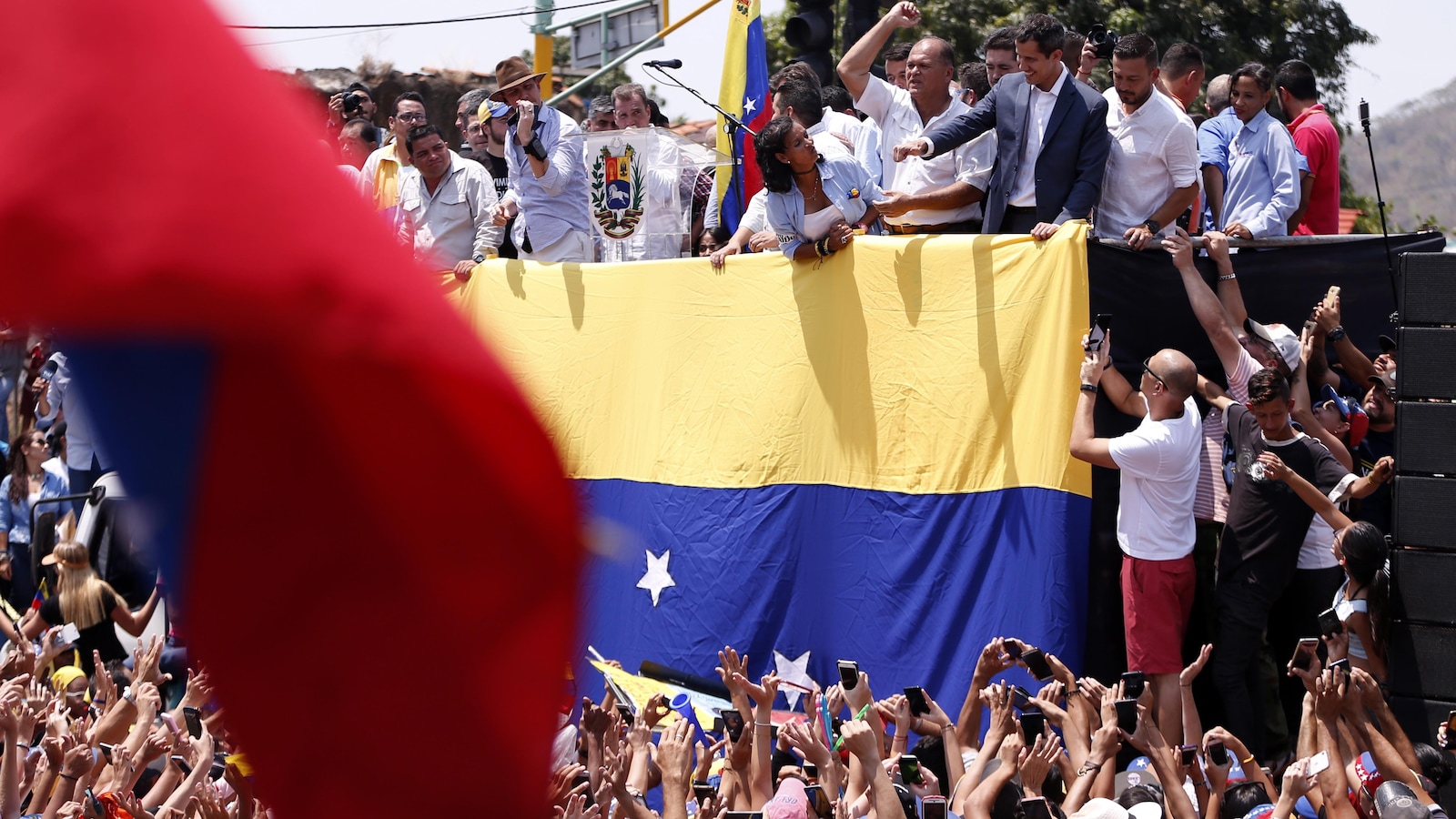 Juan Guaido a été accueilli par une foule en liesse à Valencia.