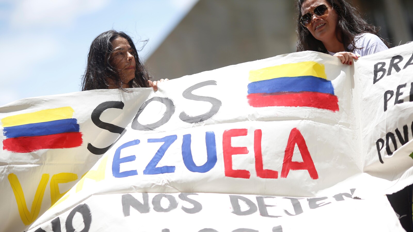 Des Vénézuéliennes participent à une manifestation contre le président Maduro depuis Brasilia.
