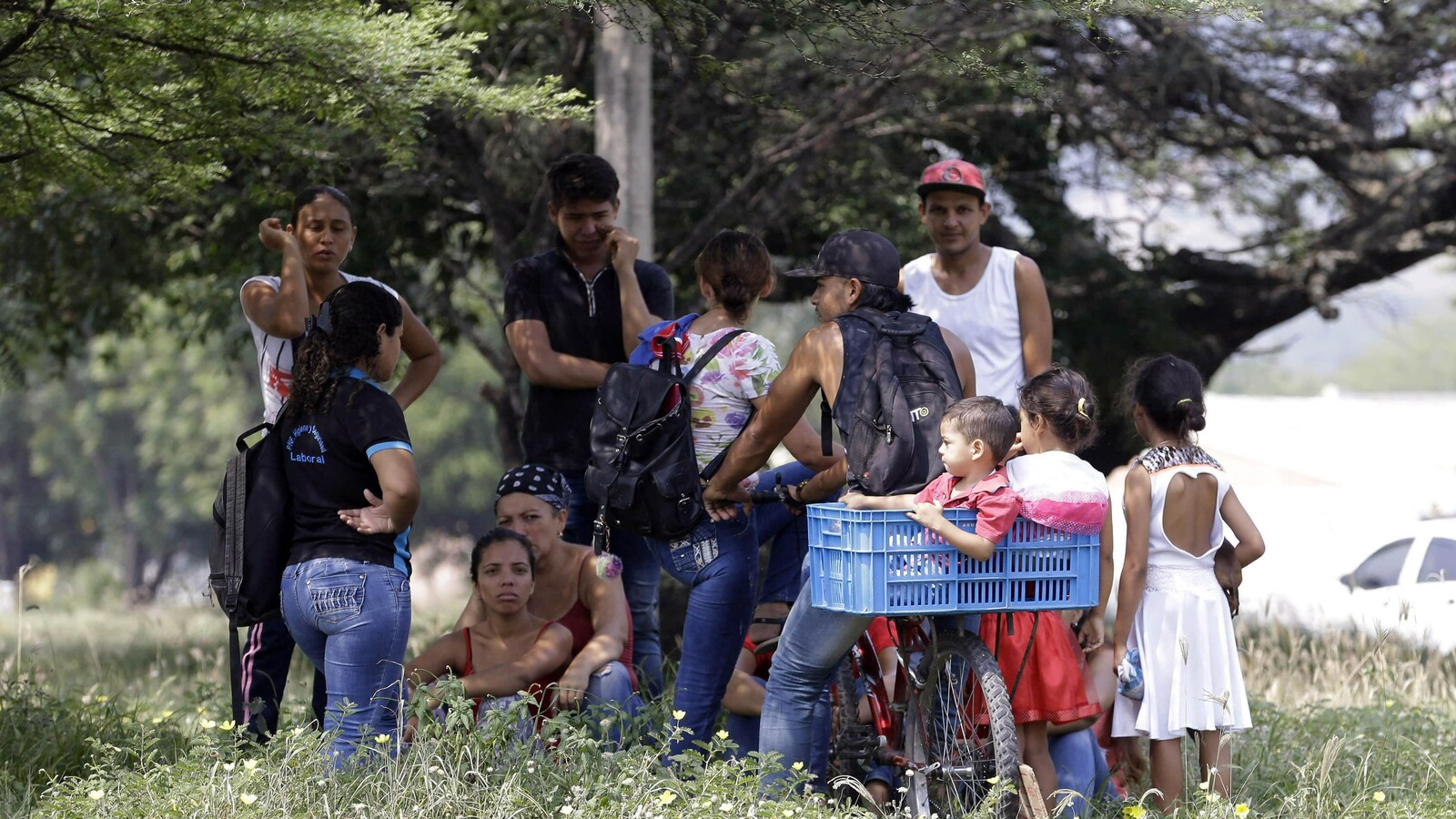 Des migrants vénézuéliens attendent près du pont international Tienditas, à la périphérie de Cucuta, en Colombie, à la frontière avec le Venezuela, le mardi 5 février 2019.