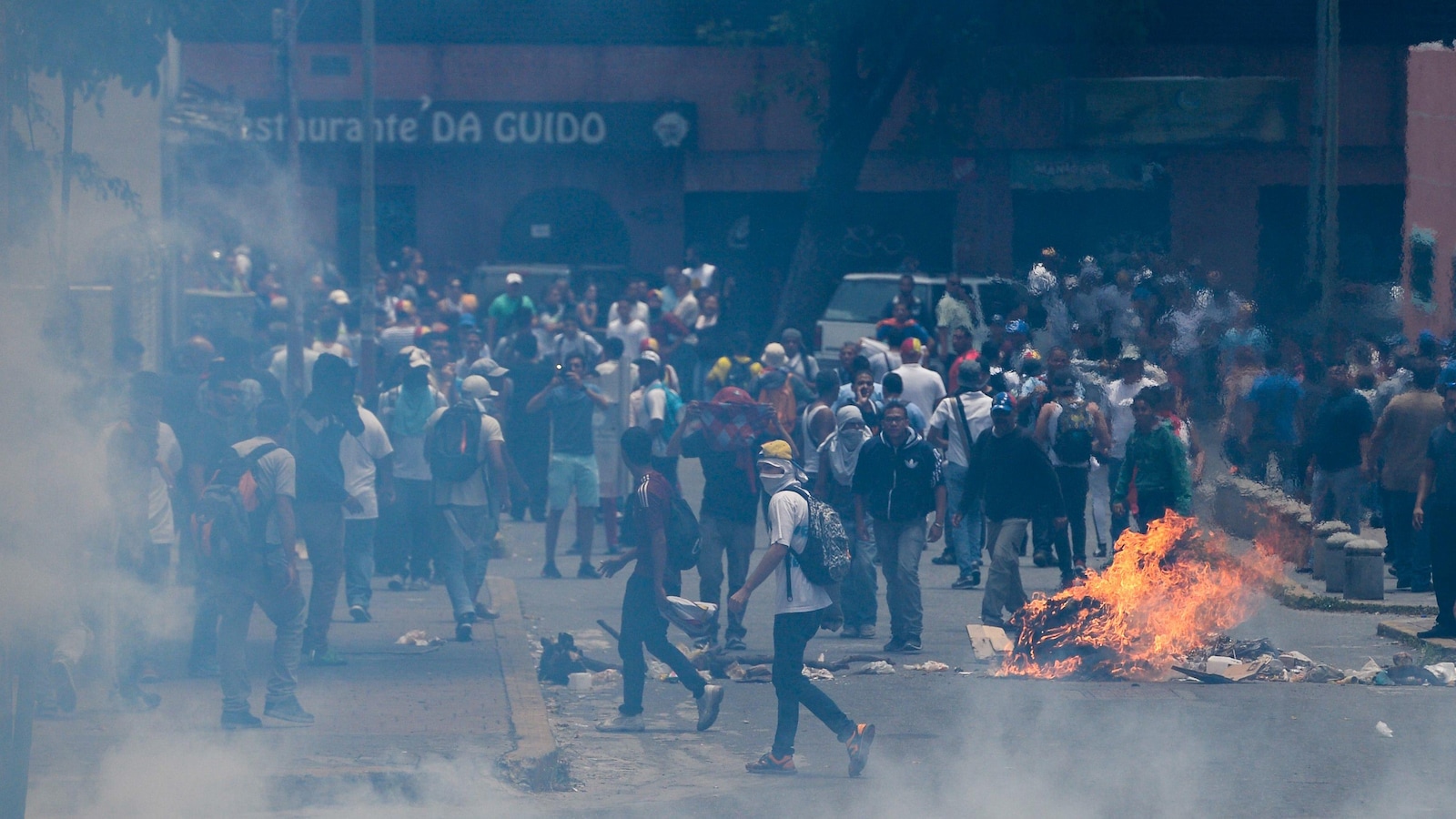 Des échauffourées ont éclaté entre des opposants au gouvernement de Nicolas Maduro et la police à Caracas.