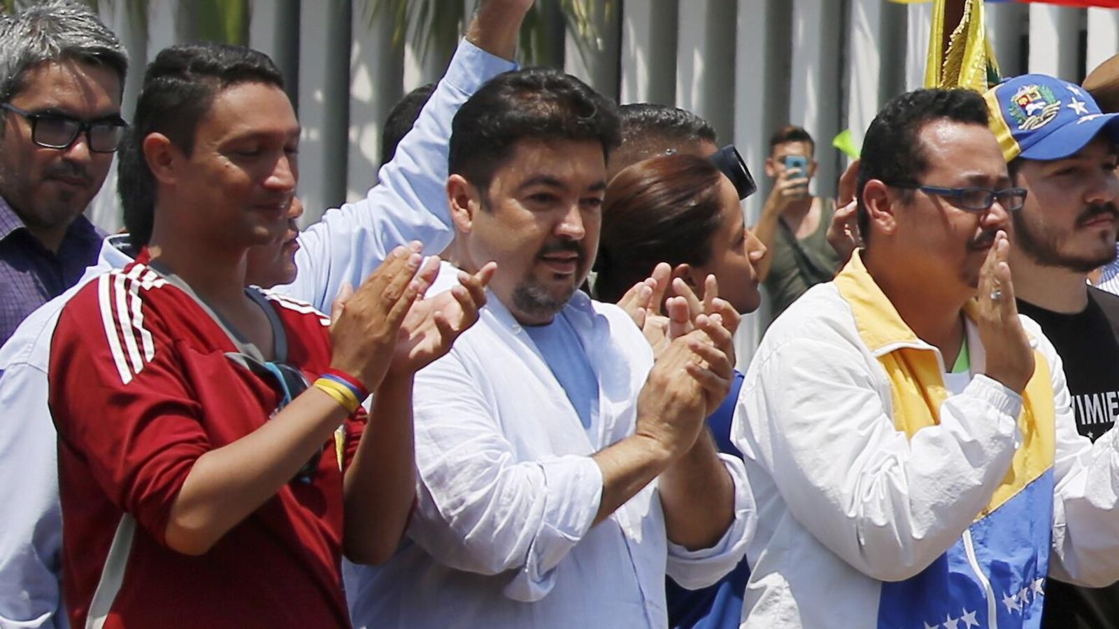 Robert Marrero applaudit lors d'un d'un rassemblement partisan.