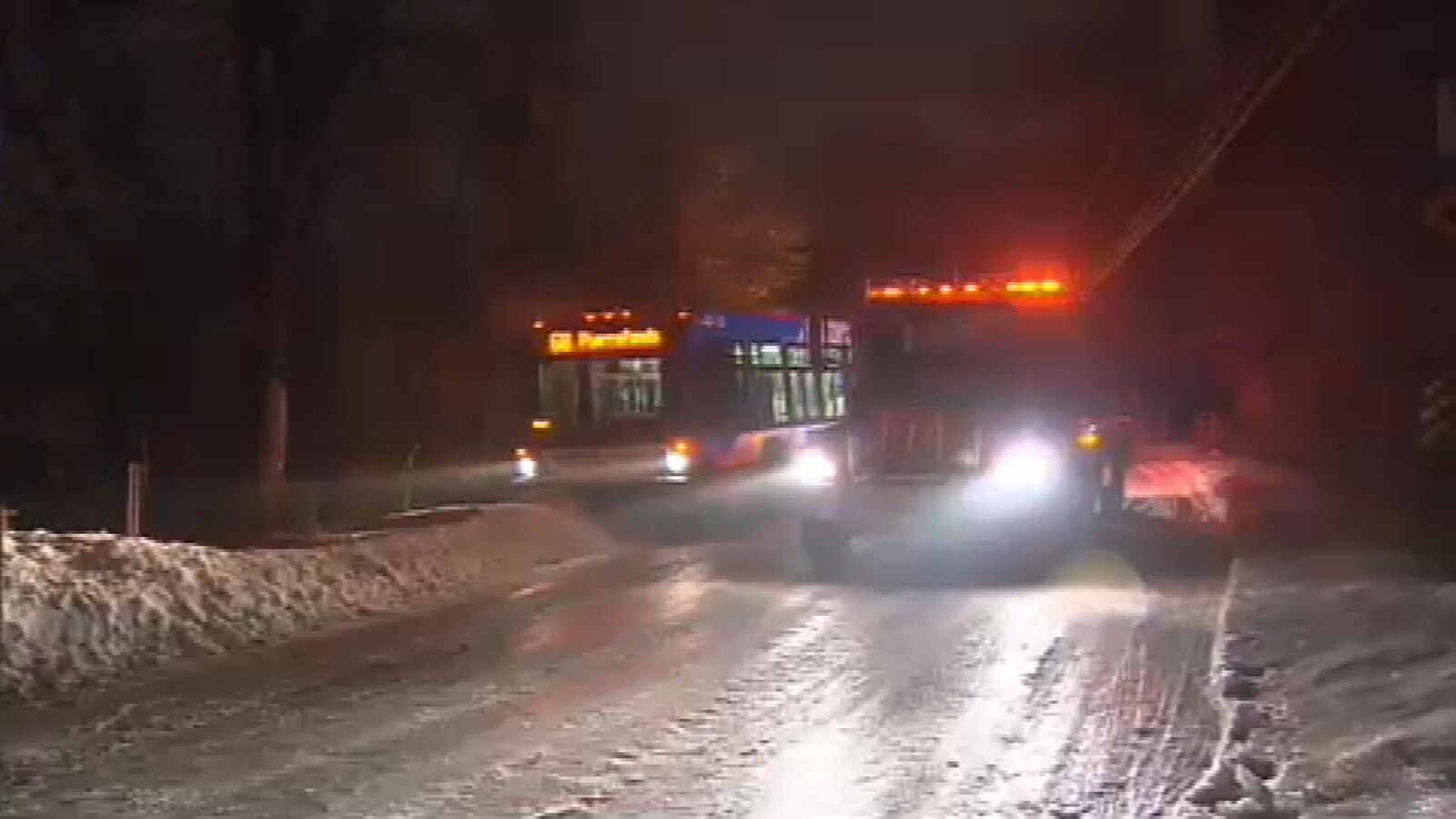 Un camion circule sur la chaussée glacée.