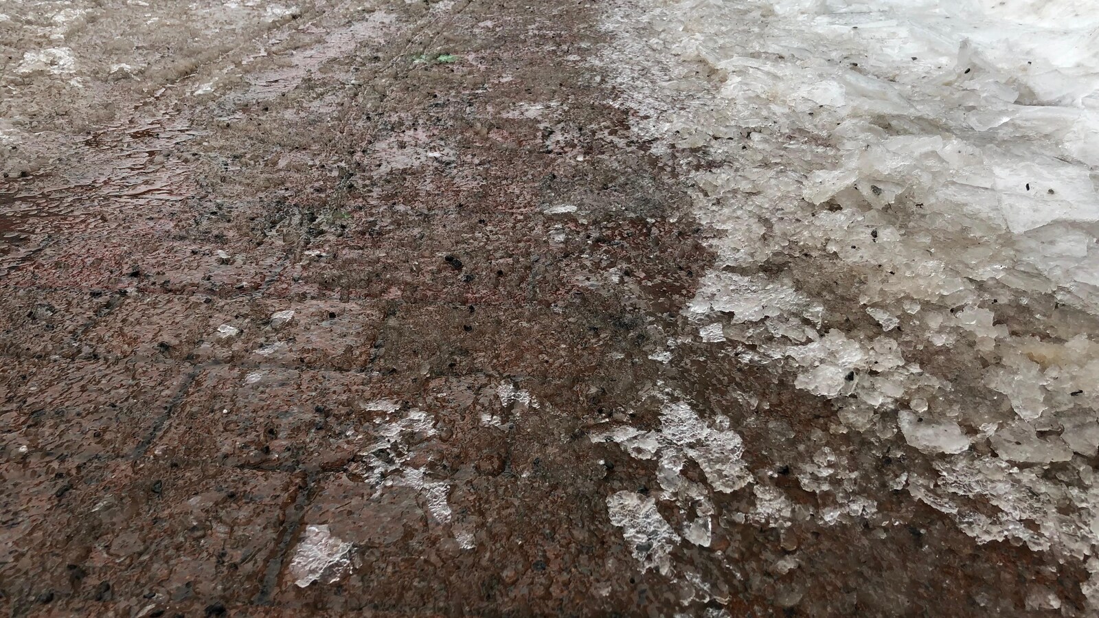 Les trottoirs sont recouverts de verglas.