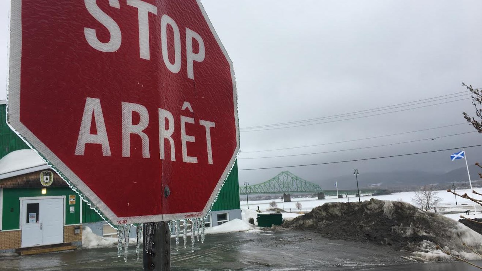Du verglas sur un panneau d'arrêt