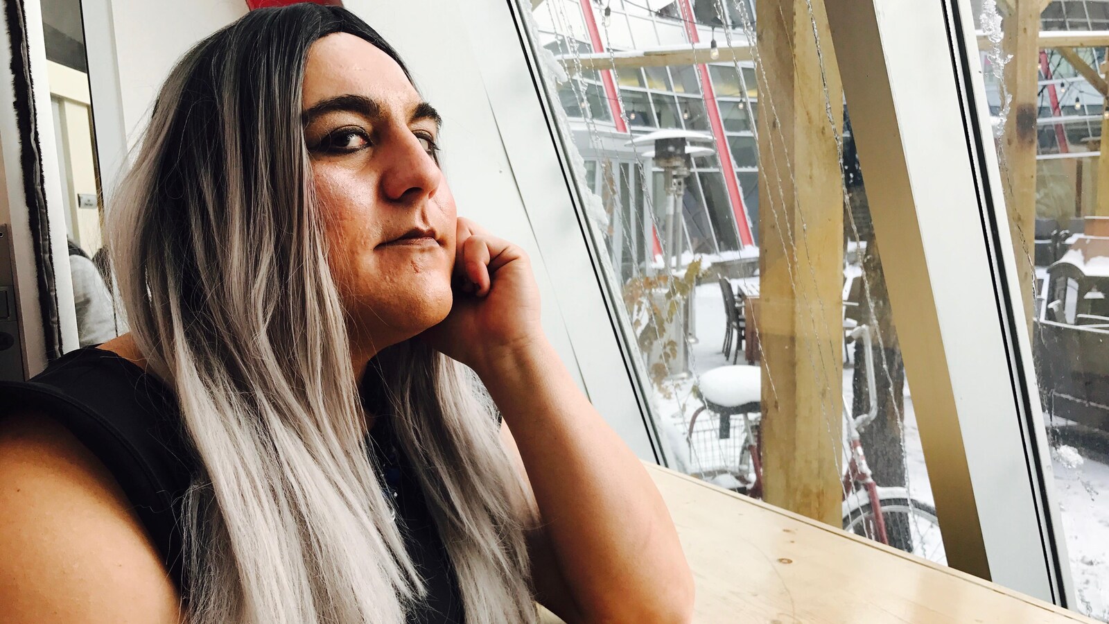 Gros plan sur le visage de Veronica Walls, une femme trans de la région d'Edmonton, qui témoigne des difficultés qu'elle rencontre dans sa recherche d'emploi