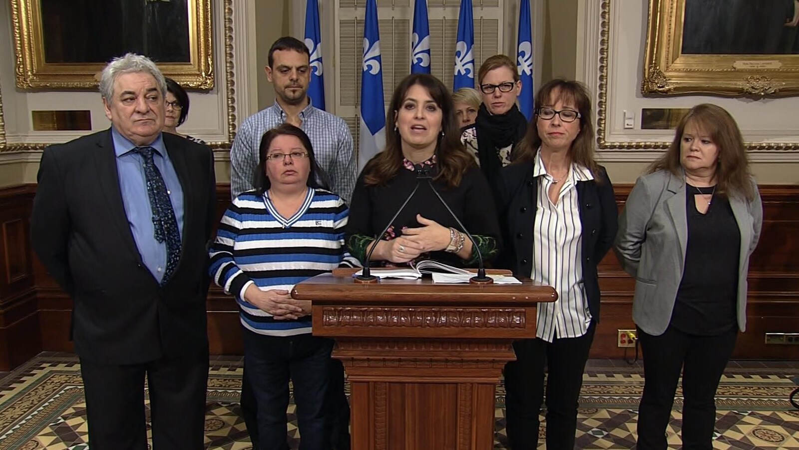 Véronique Hivon devant un lutrin de l'Assemblée nationale.