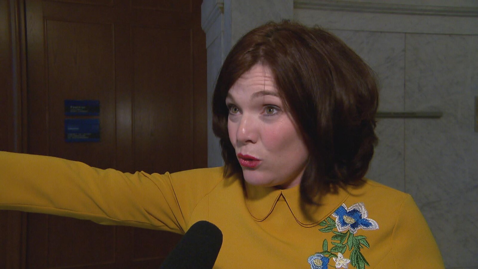 Véronyque Tremblay parle aux journalistes.