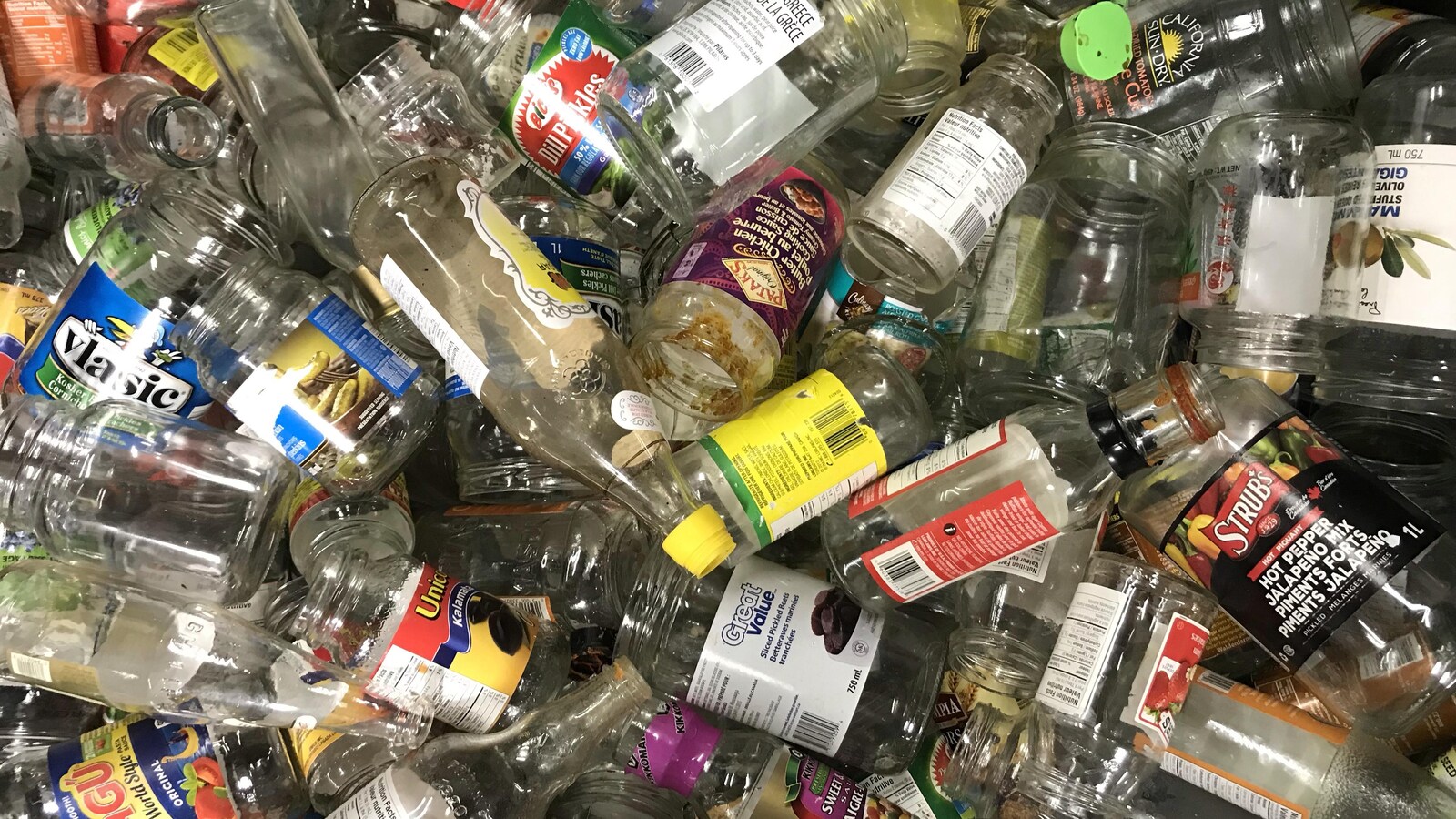 Un lot de plusieurs centaines de contenants alimentaires en verre.
