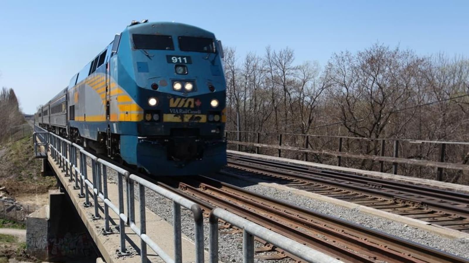 Un train de passagers de Via Rail.