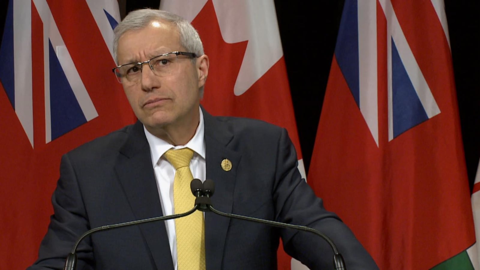 Vic Fedeli répond aux questions des journalistes depuis le studio média de Queen's Park.