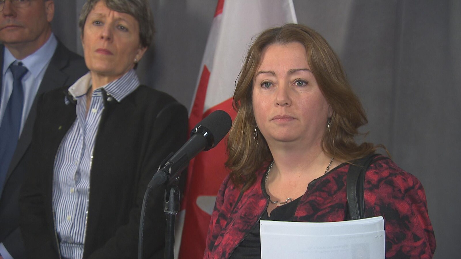 Vicky-May Hamm, présidente de la Fédération canadienne des municipalités répond aux questions des journalistes en marge de sa rencontre avec les Libéraux fédéraux de passage à Sherbrooke. En arrière-plan, Josée Fortin, présidente de Sherbrooke Innopole