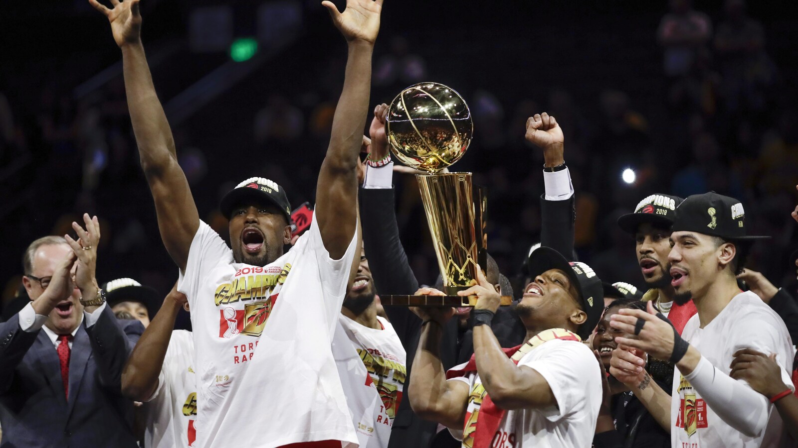 Des joueurs des Raptors de Toronto célèbrent en soulevant un trophée.