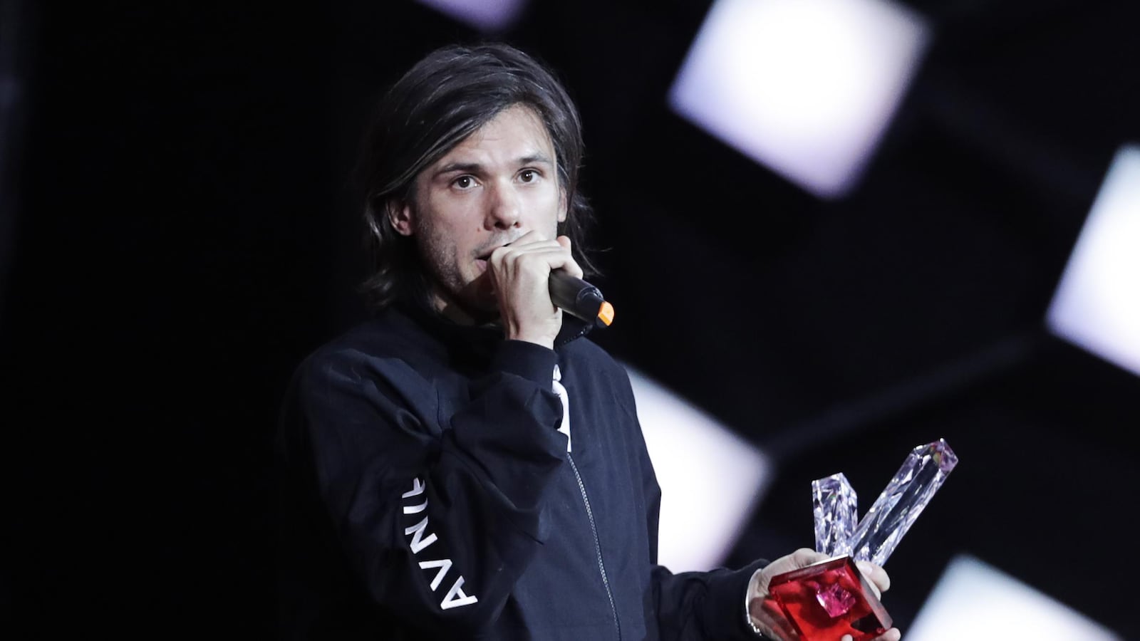 Le rappeur français Aurélien Cotentin, alias Orelsan, tient un trophée lors de la cérémonie des 33e Victoires de la musique, près de Paris.