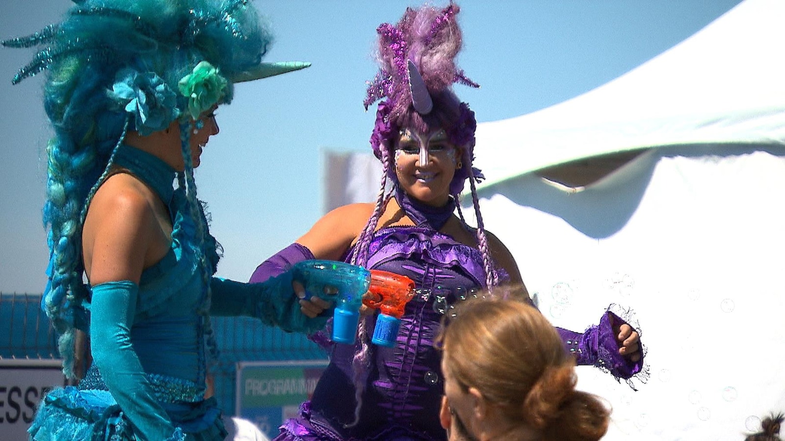 Des personnages déguisés en licornes durant le Festival du Vieux-Quai en fête