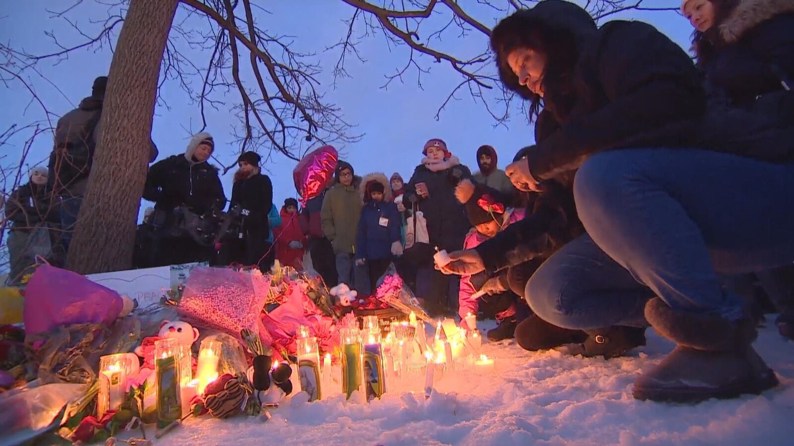 Une personne mettant une chandelle sur la neige