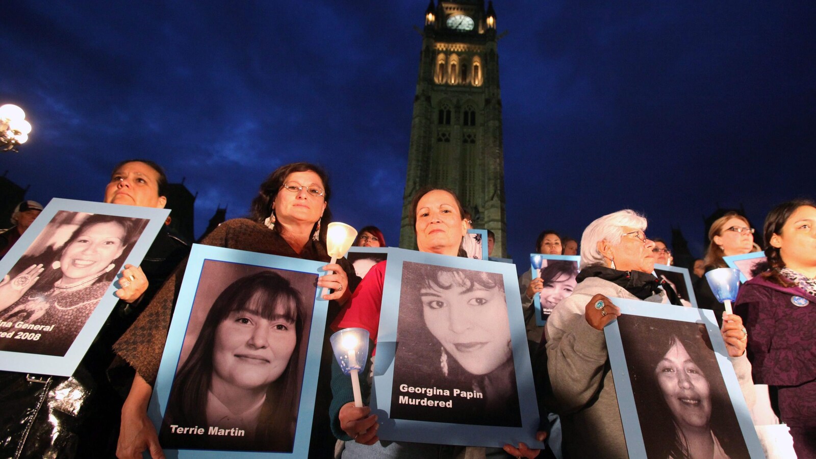 Une veillée aux chandelles en l'honneur des femmes autochtones disparues ou assassinées sur la Colline du Parlement à Ottawa le dimanche 4 octobre 2009.